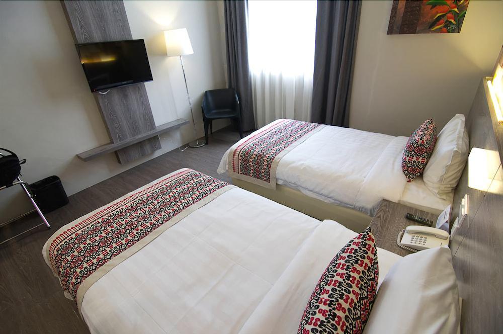 Ajang Hotel Мири Екстериор снимка
