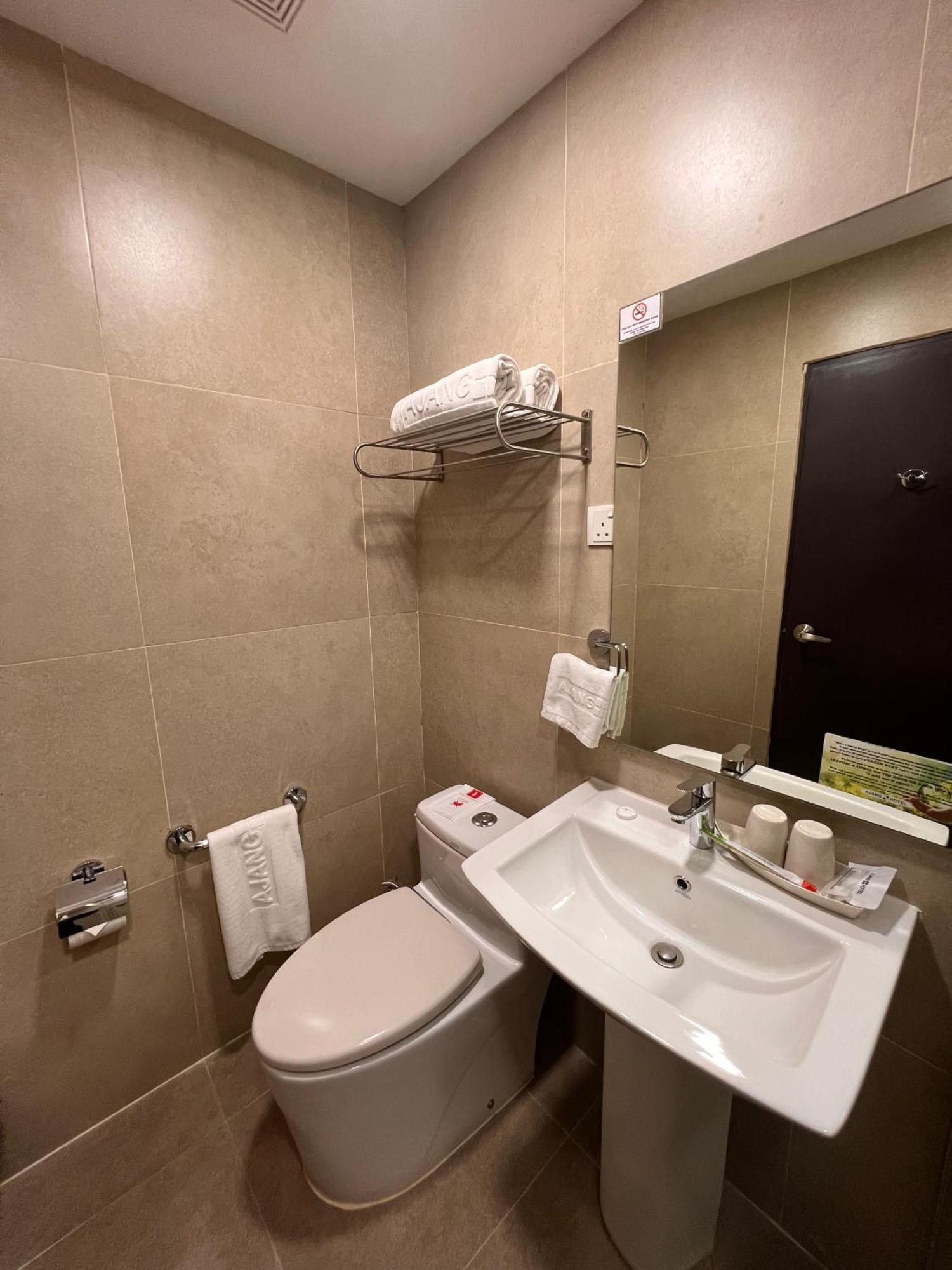 Ajang Hotel Мири Екстериор снимка