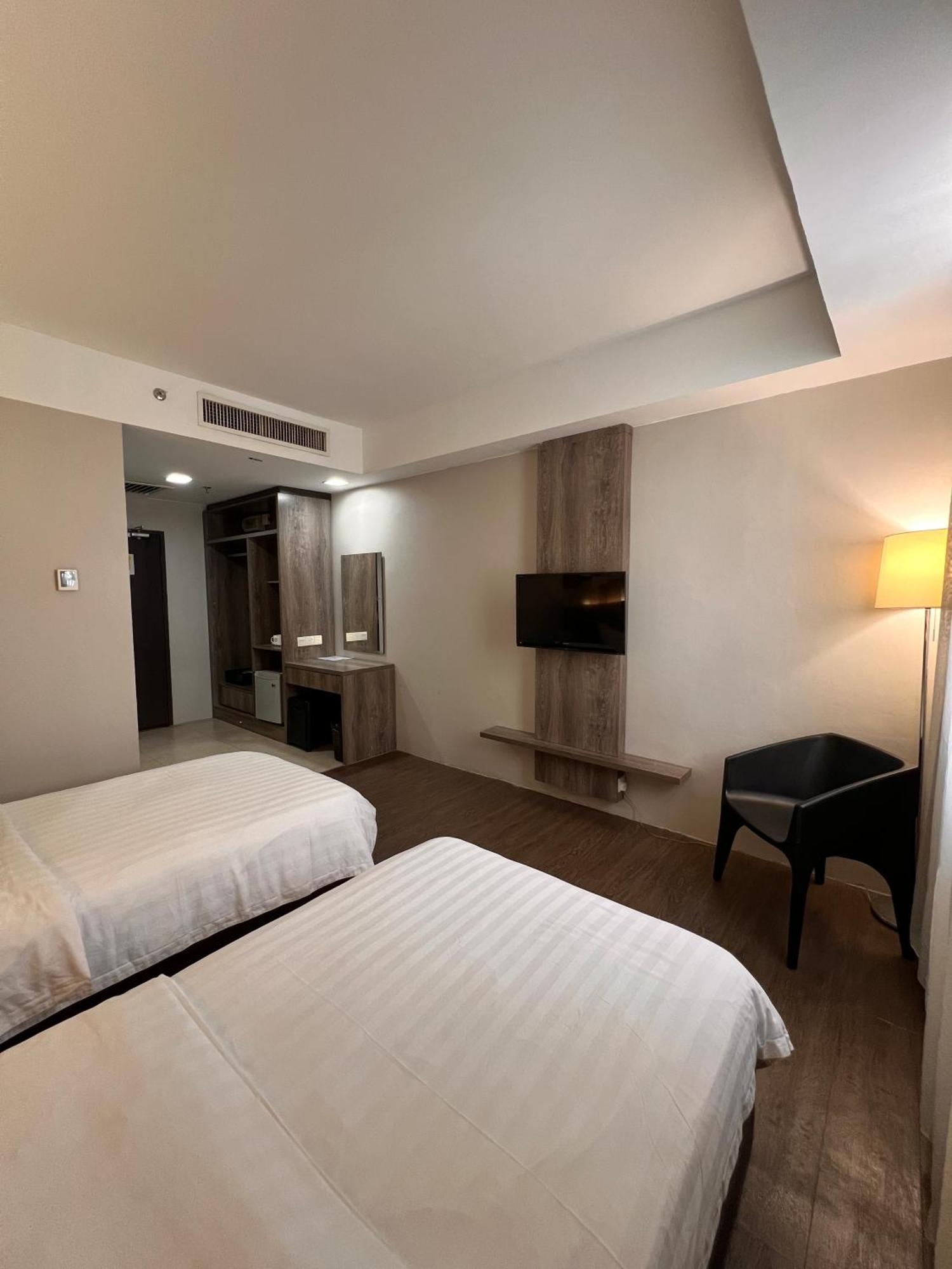 Ajang Hotel Мири Екстериор снимка