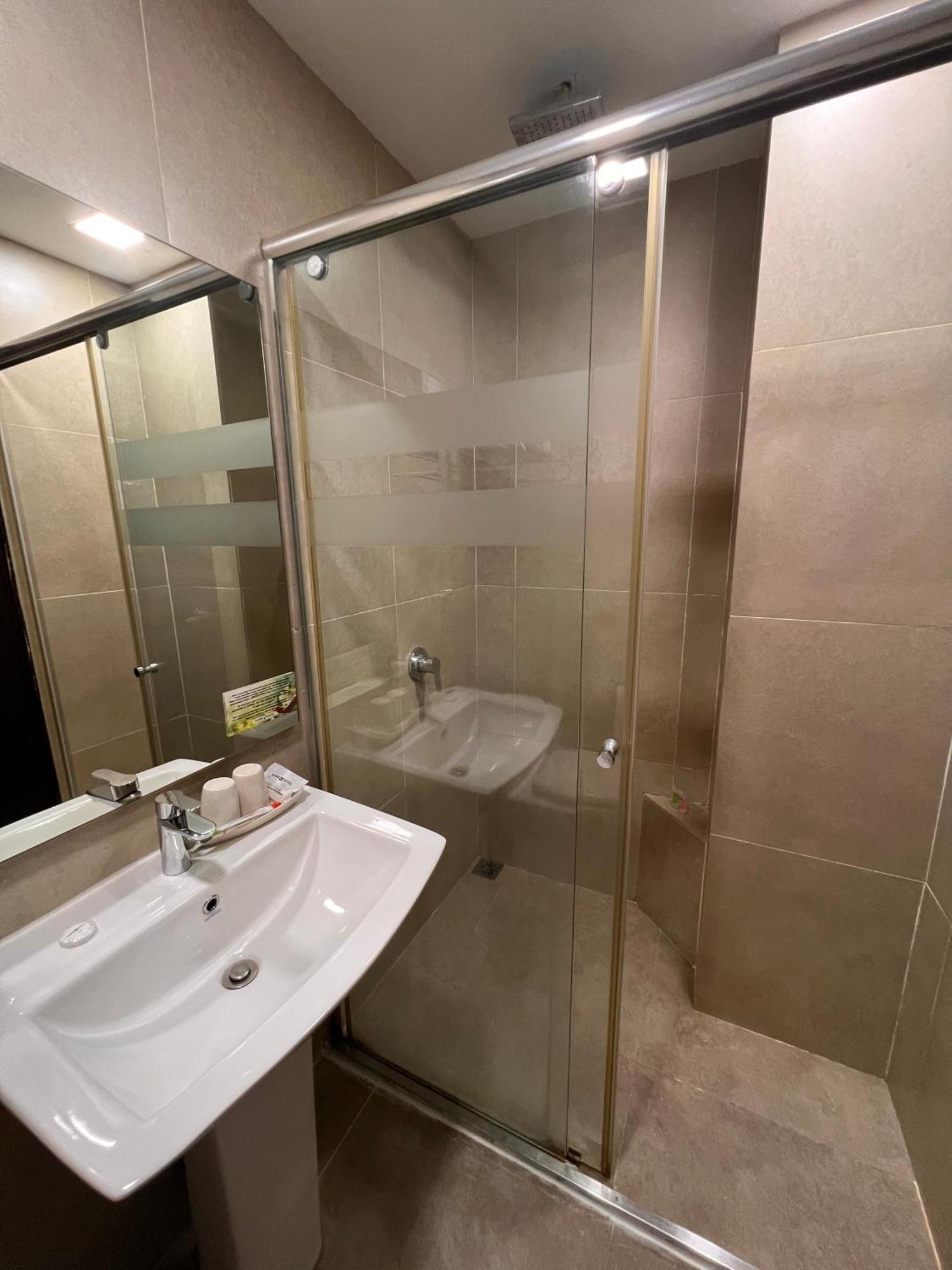 Ajang Hotel Мири Екстериор снимка