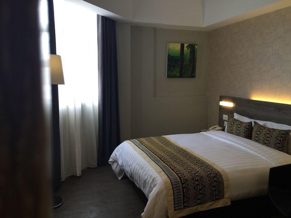 Ajang Hotel Мири Екстериор снимка