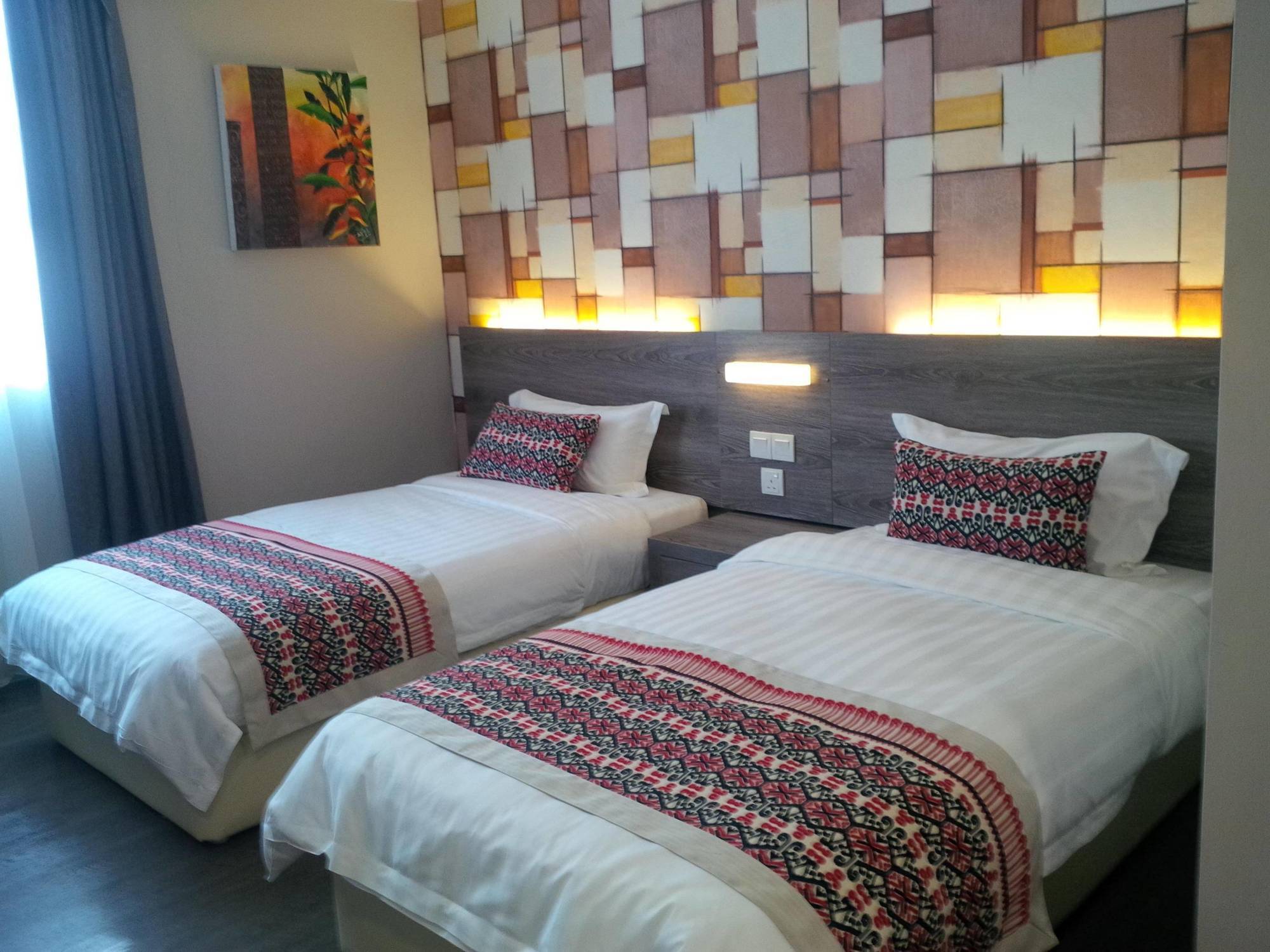 Ajang Hotel Мири Екстериор снимка