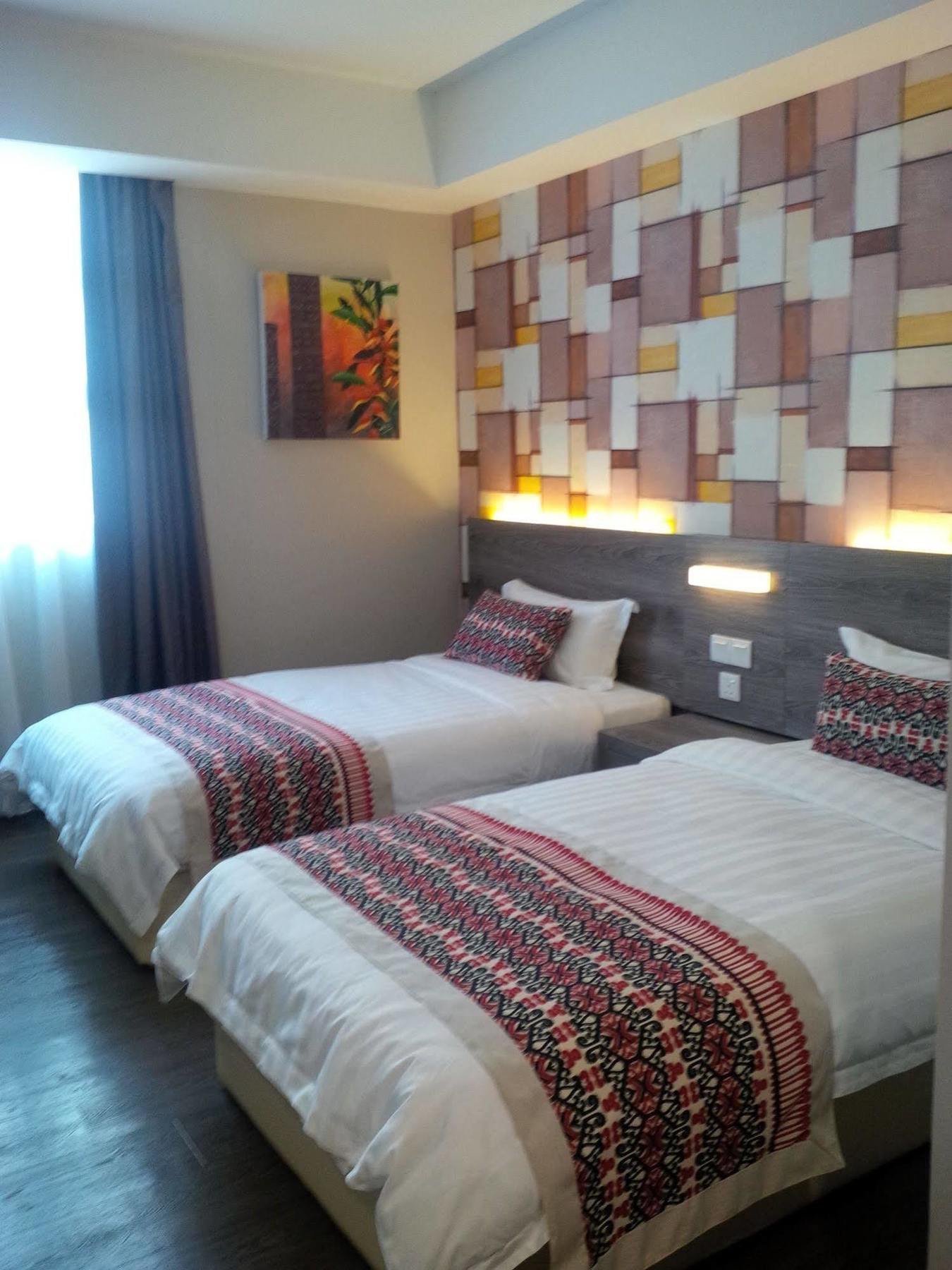 Ajang Hotel Мири Екстериор снимка