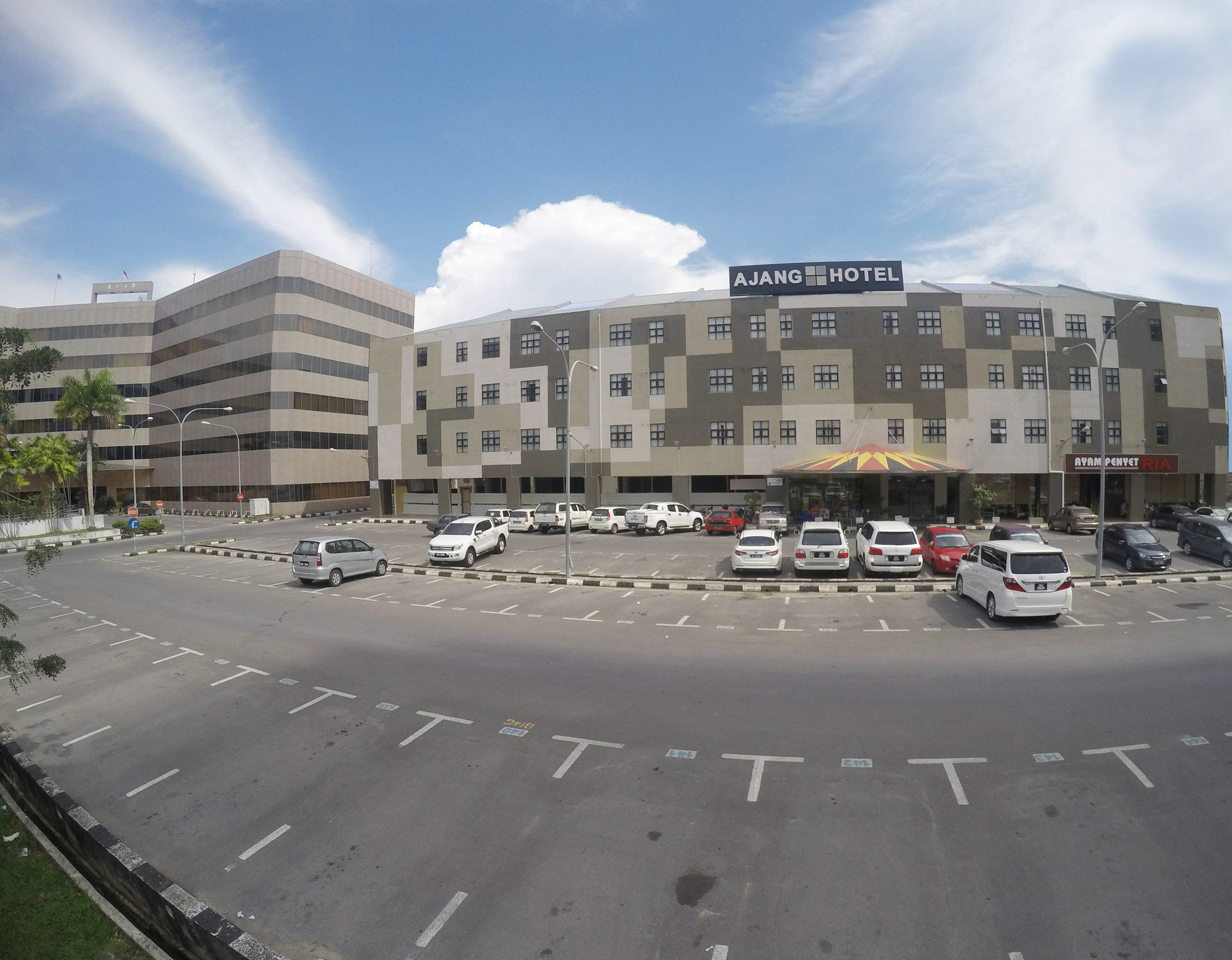Ajang Hotel Мири Екстериор снимка