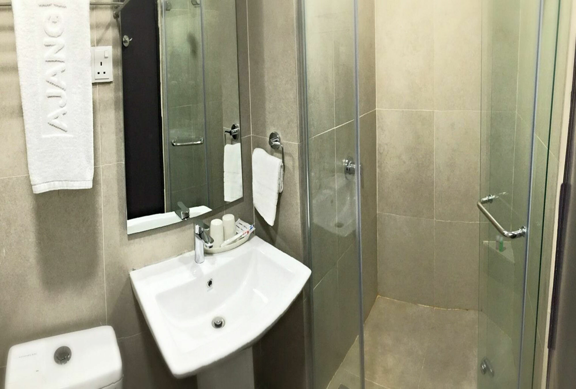 Ajang Hotel Мири Екстериор снимка